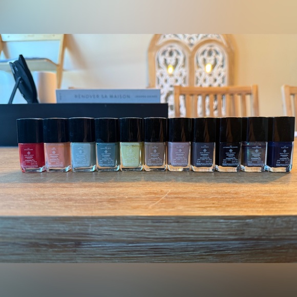 CHANEL Le Vernis Nail Polish Collection - Diverse Hues - Picture 2 of 7